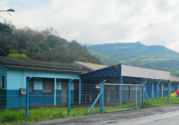 Ensino e primeira escola