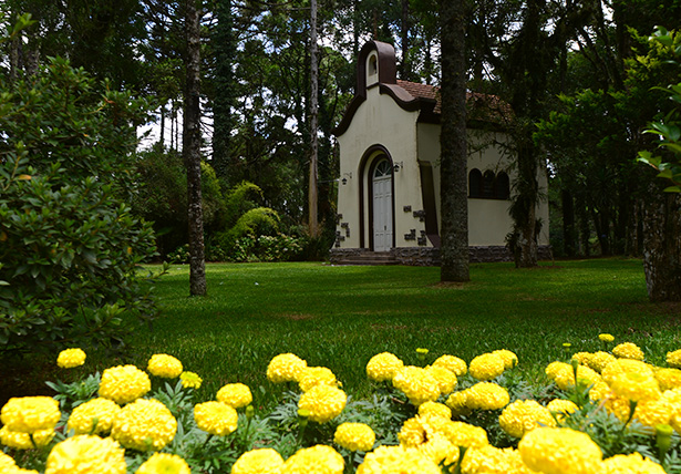 Capelinha Vila Pinheiros / Capela Nossa Senhora do Rosário de Ana Rech