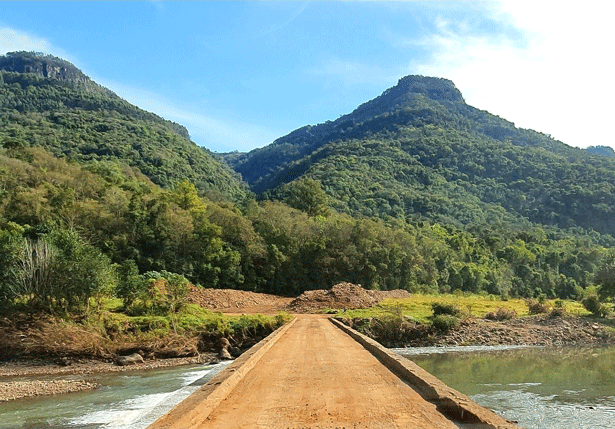 Estrada até Sebastopol a beira do rio Caí